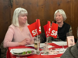 Zwei streitbare Damen, Anita Augspurg (dargestellt von der Frauenrechtsaktivistin Heidi Meinzolt) und Clara Zetkin (im echten Leben Autorin Adelheid Schmidt-Thomé), frühe Heldinnen der Frauenbewegung in Deutschland, tauschen sich in einem Gespräch aus.